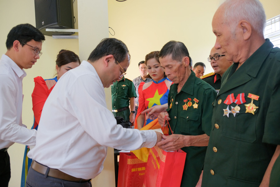 Bí thư Tỉnh ủy Cao Bằng Quản Minh Cường tặng quà người có công, gia đình chính sách. dc-quan-minh-cuong-tang-qua-nguoi-co-cong.jpg