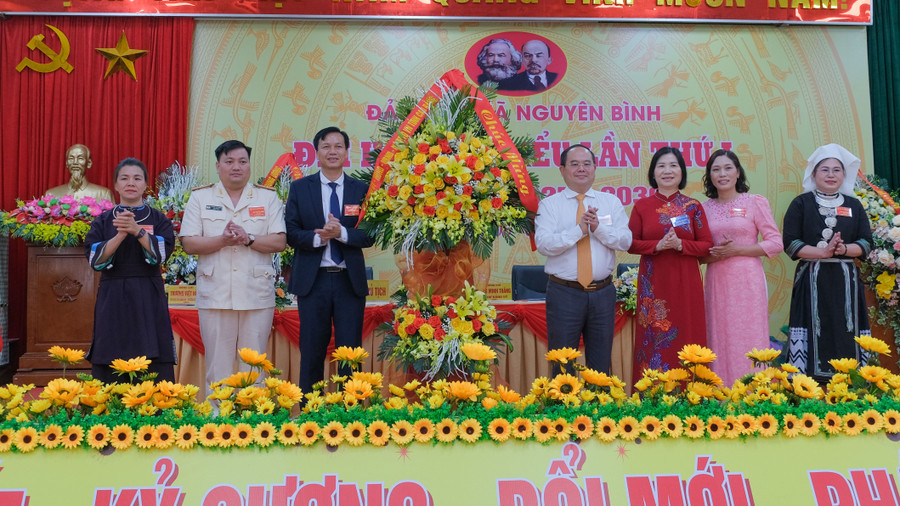 Bí thư Tỉnh ủy Cao Bằng Quản Minh Cường chúc mừng Đại hội. dc-quan-minh-cuong-tang-hoa.jpg