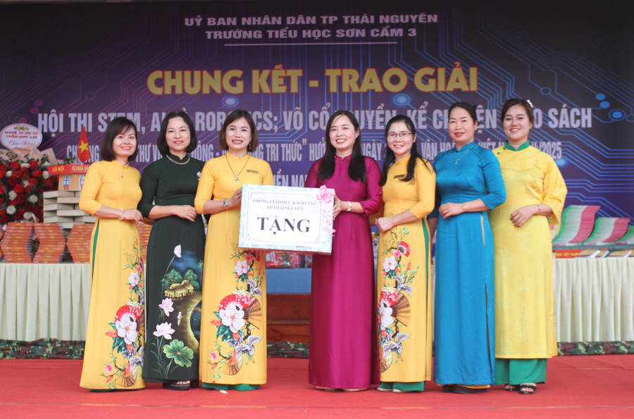 Lãnh đạo Phòng GD&ĐT thành phố Thái Nguyên trao tặng sách cho thư viện nhà trường.