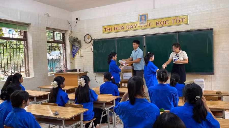 Trường Phổ thông dân tộc nội trú THCS - THPT Hữu Lũng (xã Hữu Lũng, tỉnh Lạng Sơn) phát sách vở, đồ dùng học tập cho học sinh ngày trở lại trường.