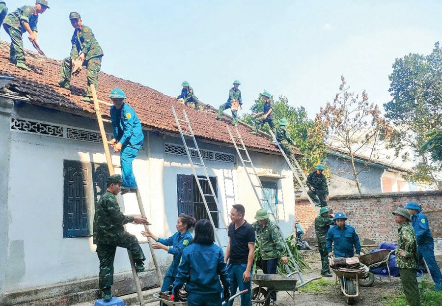 Các lực lượng giúp người dân Cao Bằng có mái nhà vững chắc. (Ảnh: H.Đ)