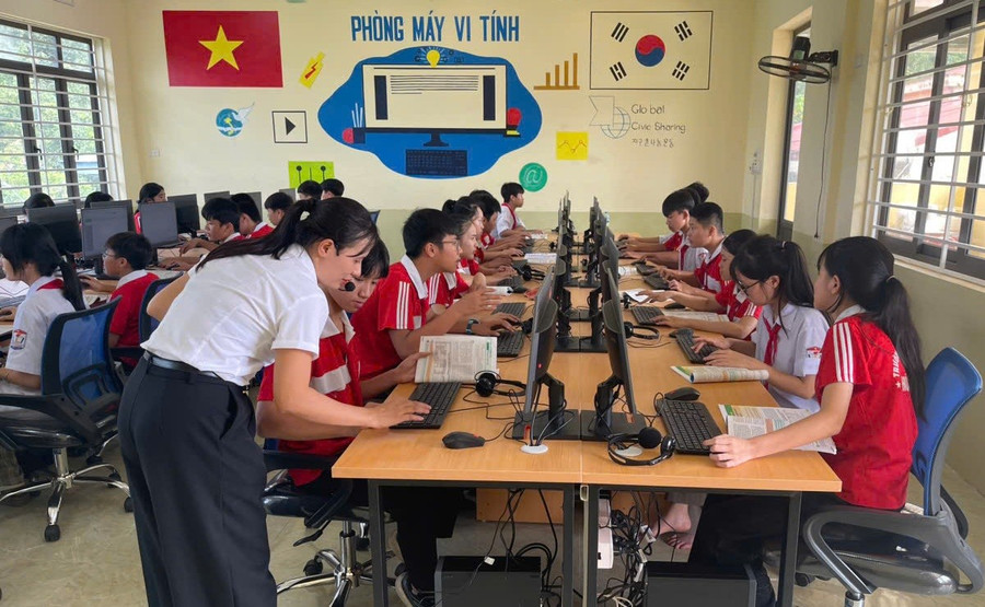 Cô và trò Trường THCS Hóa Thượng (Thái Nguyên) hào hứng với phòng máy vi tính mới vừa được trao tặng.