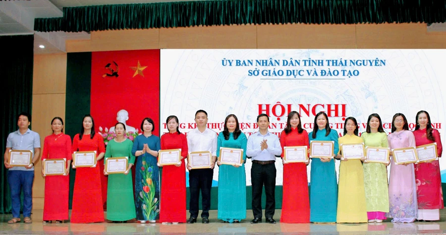 Sở GD&ĐT Thái Nguyên khen thưởng cá nhân có thành tích xuất sắc trong triển khai tăng cường tiếng Việt cho học sinh tiểu học vùng DTTS.