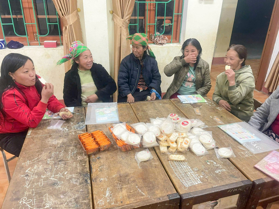 Ngoài giờ học, cô giáo và học viên lớp xóa mù chữ tại điểm trường Nà Nọi thường xuyên trò chuyện, tâm sự chuyện cuộc sống. lop-hoc-xoa-mu-chu-na-noi.jpg