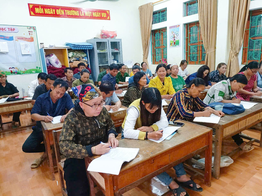 Các học viên dù nhiều tuổi vẫn miệt mài học tập tại lớp học xóa mù chữ ở điểm trường Nà Nọi. lop-hoc-xoa-mu-chu-na-noi-2.jpg