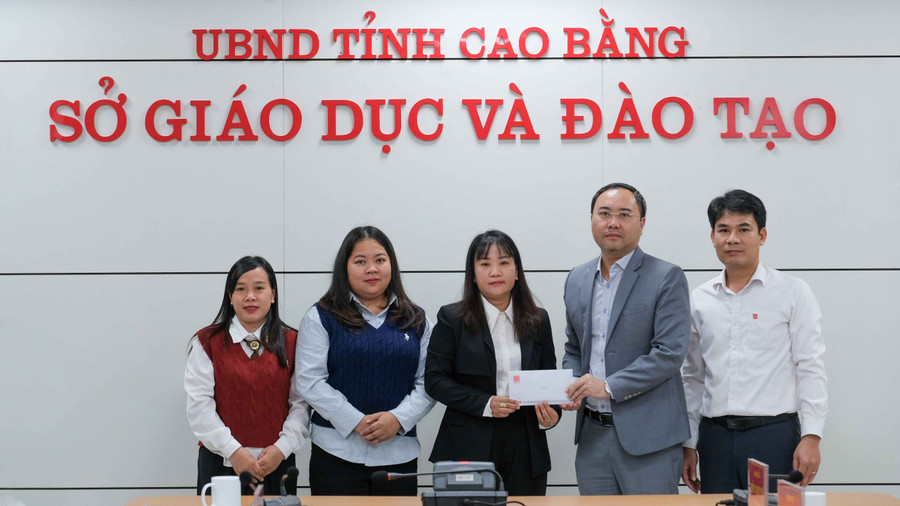 Lãnh đạo Công ty Cổ phần Văn phòng phẩm Hồng Hà hỗ trợ 50 triệu đồng tiền mặt giúp Trường Mầm non 1-6, phường Thục Phán, khắc phục hậu quả bão lũ. dscf0864.jpg