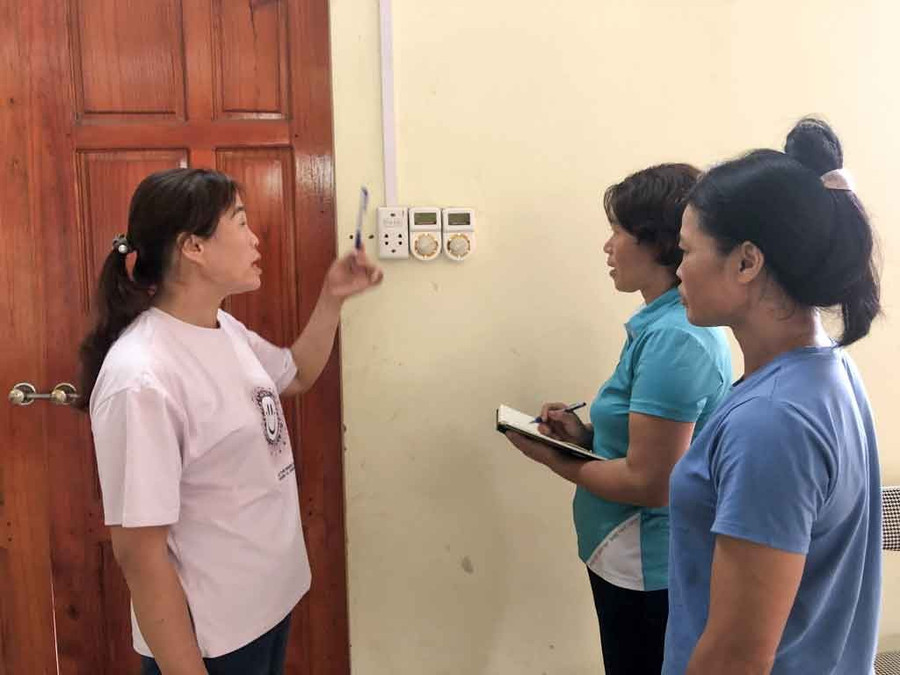 Trung tâm Giáo dục nghề nghiệp - Giáo dục thường xuyên Hòa An hướng dẫn thực hành sơ đồ mạch điện cho học viên lớp sửa chữa điện dân dụng. Ảnh: Trường Hà