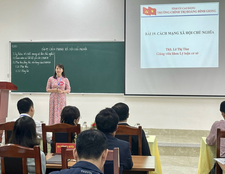 Giảng viên Trường Chính trị Hoàng Đình Giong tham gia Hội thi giảng viên dạy giỏi cấp Trường. Ảnh: T.L truong-chinh-tri-hoang-dinh-giong-2.jpg