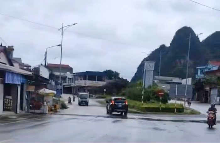 Hình ảnh chụp lại từ video chiếc xe biển xanh đi vào đường một chiều (Ảnh: Công an tỉnh Cao Bằng).