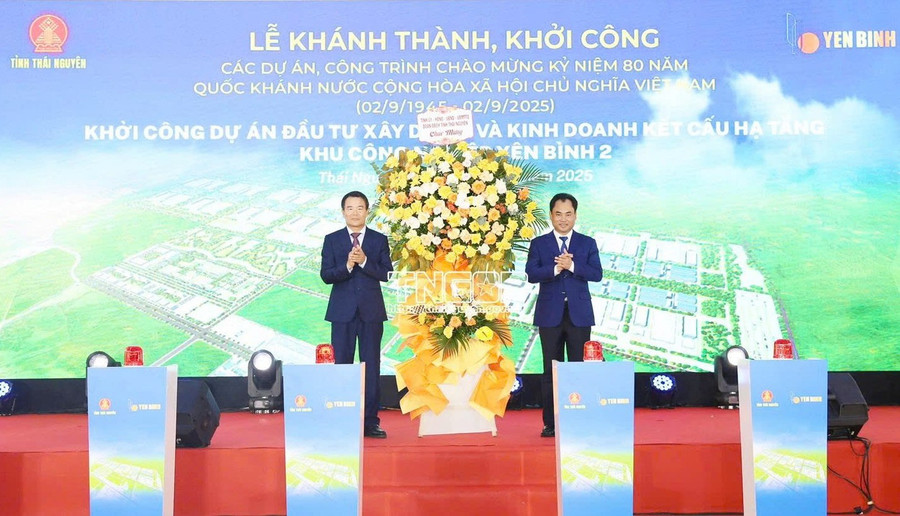 Ông Trịnh Việt Hùng, Bí thư Tỉnh ủy Thái Nguyên tặng hoa của Tỉnh ủy - HĐND - UBND - Ủy ban MTTQ Việt Nam tỉnh chúc mừng khởi công Dự án. 3.jpg