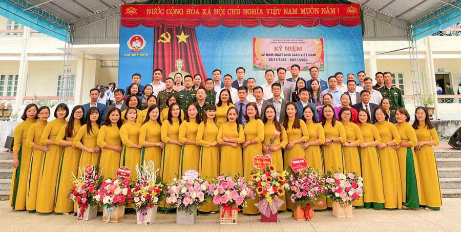 Tập thể cán bộ, giáo viên, nhân viên Trường THPT Nà Giàng (Cao Bằng).