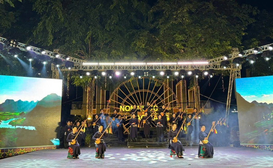 Một tiết mục nghệ thuật mang đậm tính dân tộc được biểu diễn tại Phố đi bộ Kim Đồng. pho-di-bo-cao-bang-2-9.jpg