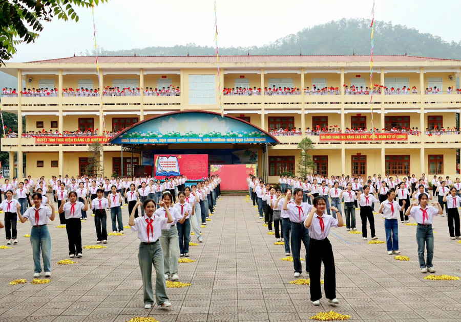 Học sinh trường PT Dân tộc nội trú THCS Nguyễn Bỉnh Khiêm (tỉnh Thái Nguyên) với các hoạt động tập thể ý nghĩa, lôi cuốn. 
