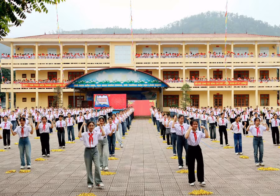 Học sinh trường PT Dân tộc nội trú THCS Nguyễn Bỉnh Khiêm (tỉnh Thái Nguyên) với các hoạt động tập thể ý nghĩa, lôi cuốn. 