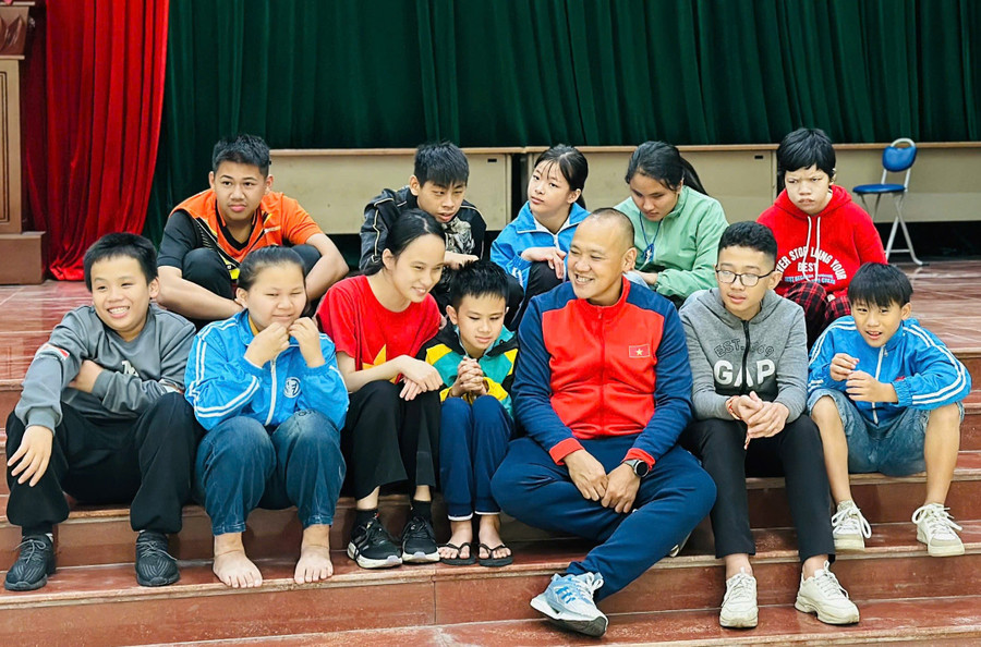 Thầy Ngô Quang Sơn cùng học trò tại Trung tâm Hỗ trợ phát triển giáo dục hòa nhập tỉnh Thái Nguyên.