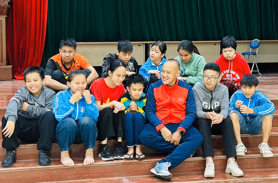 Thầy Ngô Quang Sơn cùng học trò tại Trung tâm Hỗ trợ phát triển giáo dục hòa nhập tỉnh Thái Nguyên.