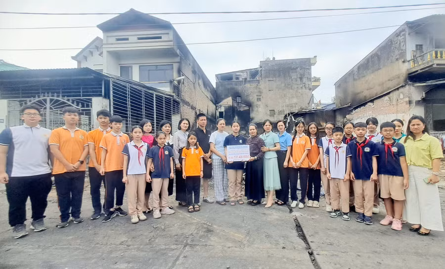 Trường TH & THCS 915 Gia Sàng (TP Thái Nguyên) động viên, trao tặng hỗ trợ cho gia đình học sinh bị hỏa hoạn cháy nhà.