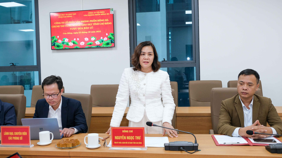 Bà Nguyễn Ngọc Thư, Giám đốc Sở Giáo dục và Đào tạo tỉnh Cao Bằng phát biểu cảm ơn sự quan tâm của Bộ Giáo dục và Đào tạo, các tổ chức, doanh nghiệp. dscf0853.jpg