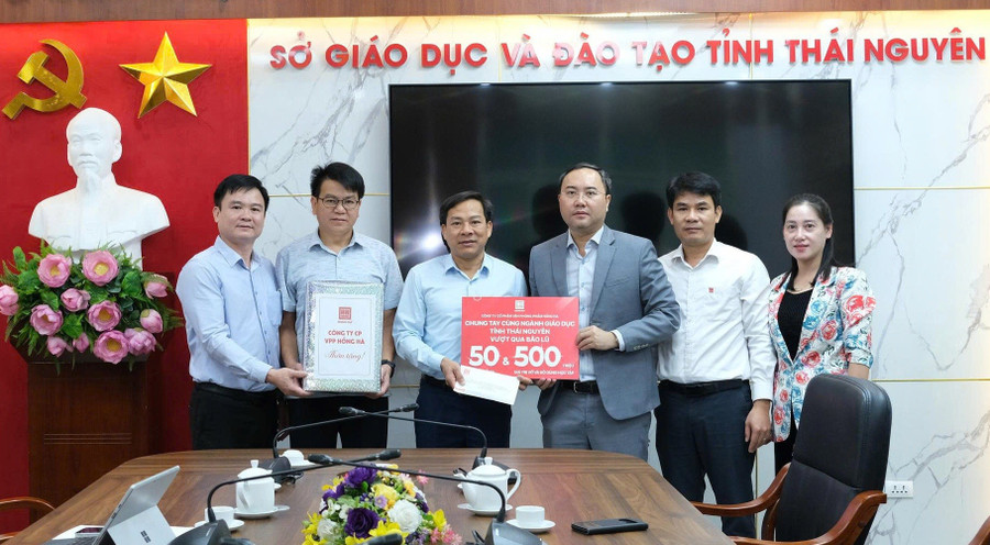 Đoàn công tác của Bộ GD&ĐT cùng các đơn vị, doanh nghiệp trao tặng hỗ trợ ngành giáo dục Thái Nguyên khắc phục hậu quả bão lũ. 