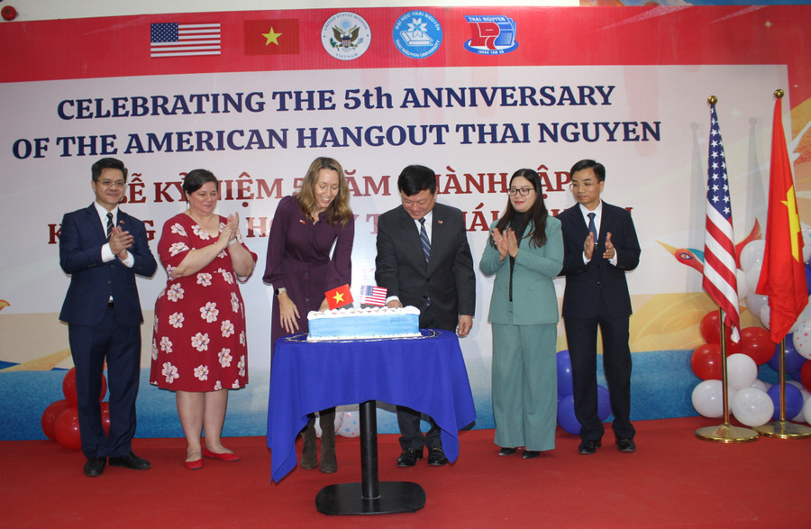Đại biểu cắt bánh sinh nhật, mừng kỷ niệm 5 năm thành lập Không gian Hoa Kỳ tại Thái Nguyên.