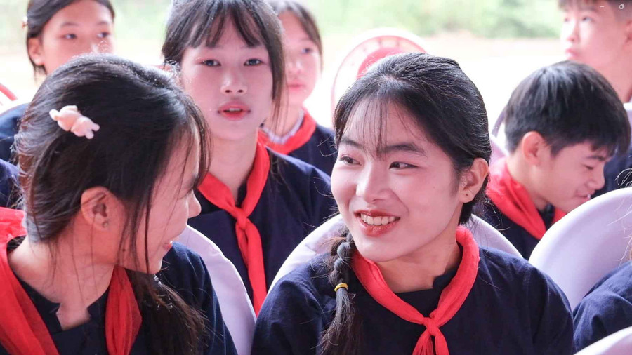 Học sinh xã Đình Phong rạng rỡ trong Lễ khởi công.