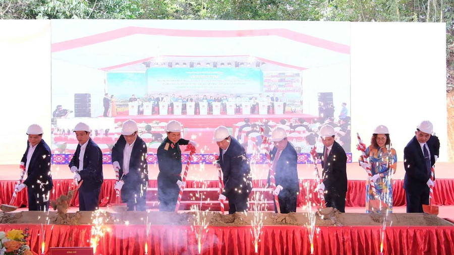 Các đại biểu thực hiện nghi thức khởi công Trường Phổ thông nội trú Tiểu học và THCS Đình Phong.