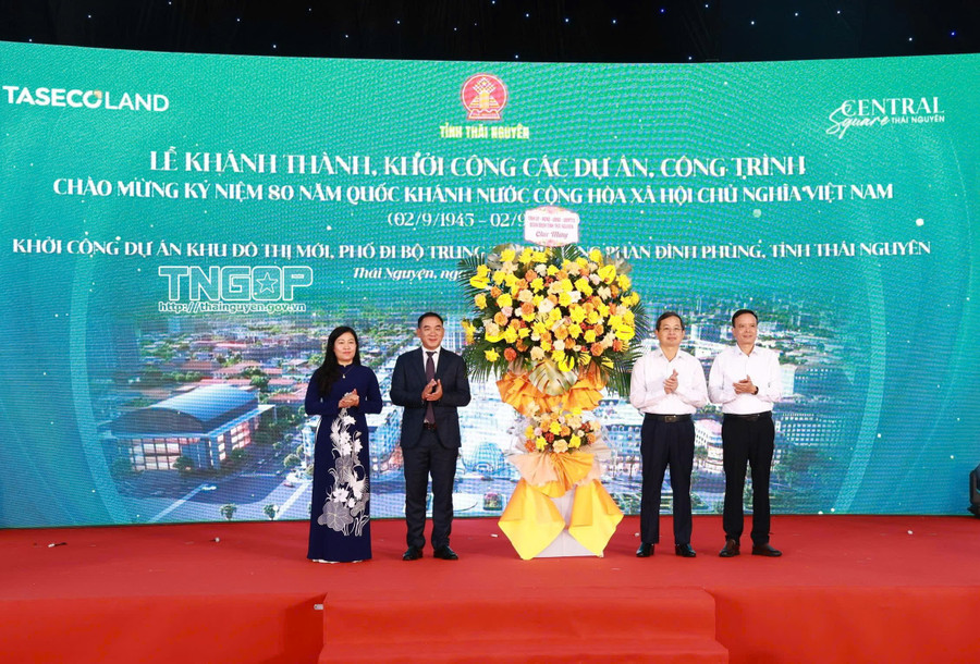 Ông Phạm Hoàng Sơn, Phó Bí thư Tỉnh ủy, Chủ tịch UBND tỉnh Thái Nguyên tặng hoa chúc mừng tại Lễ khởi công Dự án khu đô thị mới, phố đi bộ trung tâm phường Phan Đình Phùng. 11.jpg