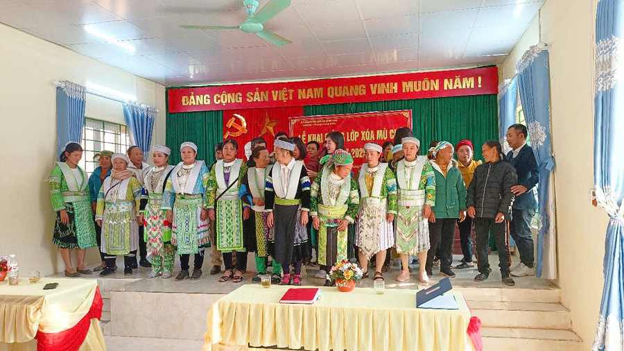 Các học viên tại Lễ khai giảng lớp xóa mù chữ ở điểm trường Nà Nọi, Trường Tiểu học Lang Môn, xã Minh Tâm, tỉnh Cao Bằng.