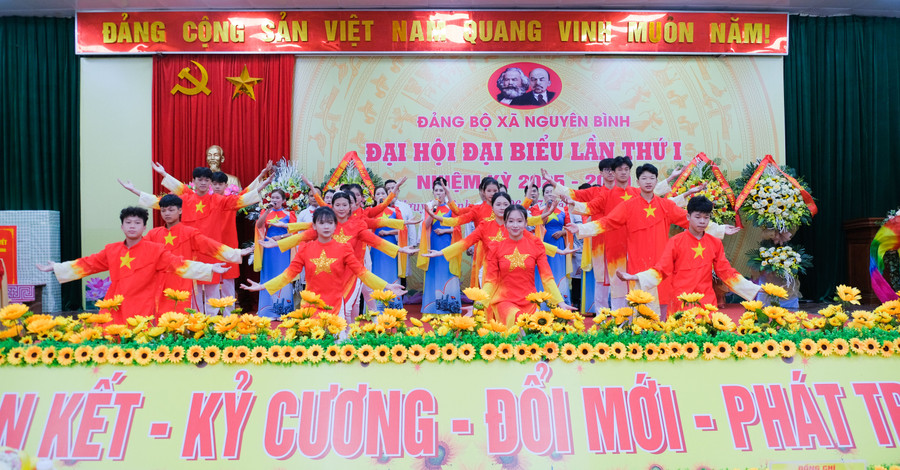 Tiết mục nghệ thuật chào mừng Đại hội. van-nghe.jpg