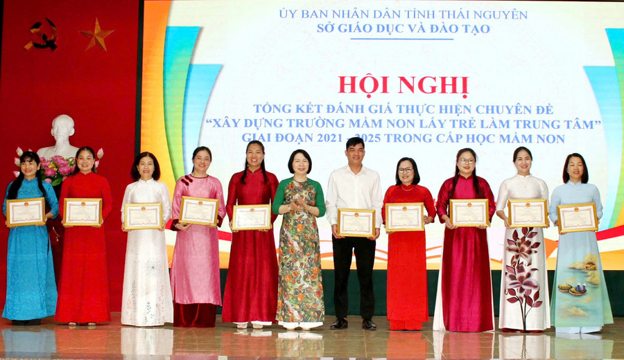 Bà Nguyễn Thị Quốc Hòa, Trưởng Phòng Giáo dục Mầm non và Giáo dục Tiểu học - Sở GD&ĐT Thái Nguyên trao khen thưởng cho các cá nhân xuất sắc giai đoạn 2021-2025. 9c13a34d5379e427bd68.jpg