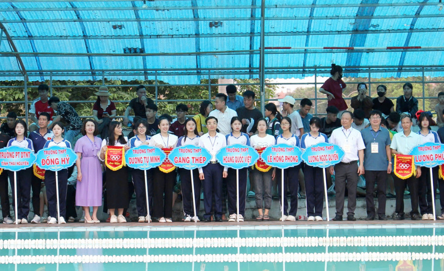 Ban tổ chức tặng cờ lưu niệm cho các đoàn tham gia Giải bơi học sinh phổ thông tỉnh Thái Nguyên 2025.