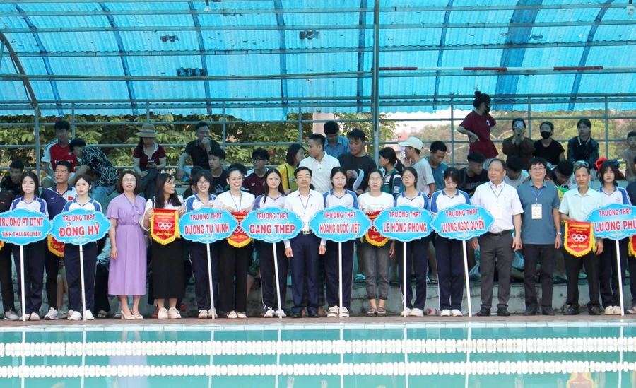 Ban tổ chức tặng cờ lưu niệm cho các đoàn tham gia Giải bơi học sinh phổ thông tỉnh Thái Nguyên 2025.