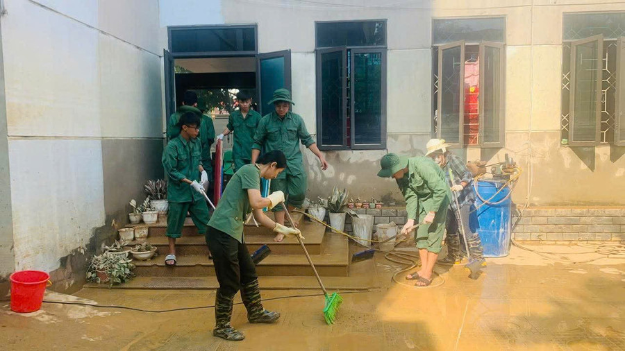 Cán bộ, sinh viên từ Trung tâm giáo dục Quốc phòng - An ninh (Đại học Thái Nguyên) hỗ trợ dọn dẹp. 225fdec51bb296eccfa3.jpg