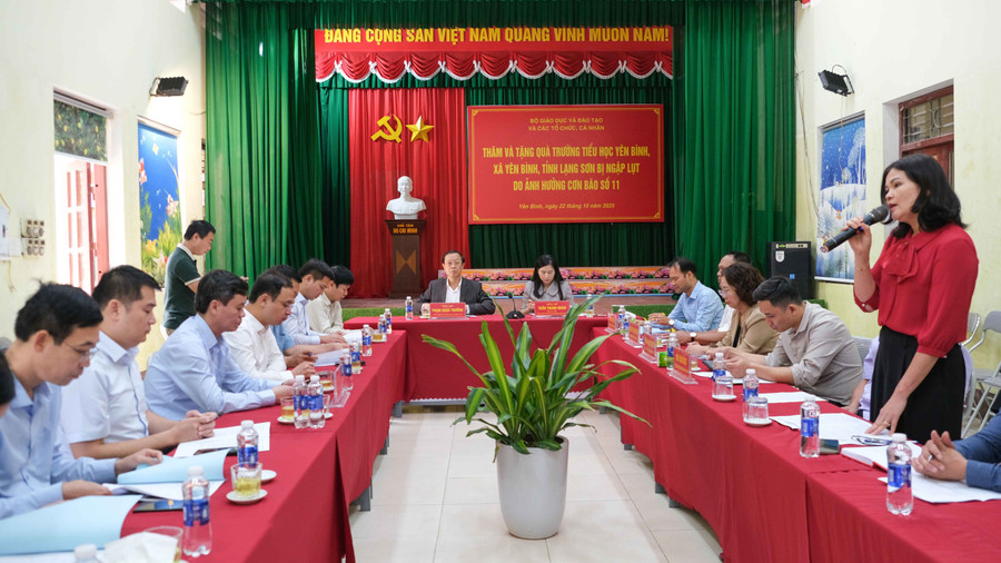 Đại diện Trường Tiểu học Yên Bình báo cáo tình hình khắc phục hậu quả bão lũ, ổn định dạy học trở lại. ls5.jpg