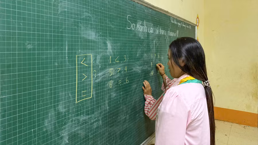 Học viên lớp học xóa mù chữ tại Điểm trường Cao Bắc làm Toán.