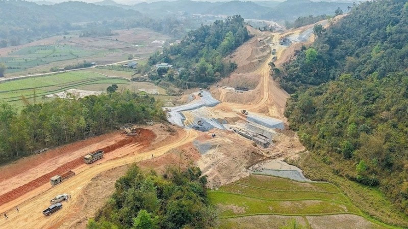 Đơn vị thi công huy động nhân lực, máy móc, thiết bị thực hiện bảo đảm tiến độ Dự án tuyến cao tốc Đồng Đăng (Lạng Sơn) - Trà Lĩnh (Cao Bằng) giai đoạn 1. (Ảnh: V.T) 141733-don-vi-thi-cong-huy-dong-nhan-luc-may-moc-thiet-bi-thuc-hien-bao-dam-tien-do-du-an-tuyen-cao-toc-dong-dang-lang-son-tra-linh-cao-bang-giai-doan-1-12362318.jpg