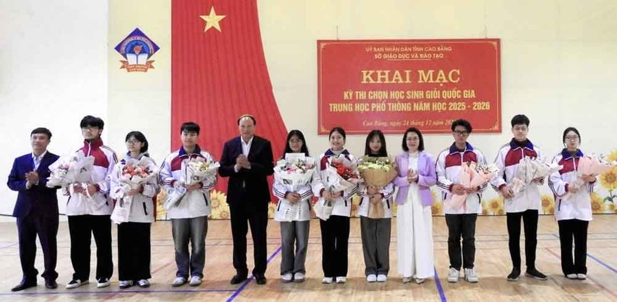 Phó Chủ tịch UBND tỉnh Cao Bằng Hoàng Văn Thạch và lãnh đạo Sở GD&ĐT tỉnh Cao Bằng, Tuyên Quang chúc mừng các đội tuyển học sinh giỏi quốc gia. Ảnh: BCB