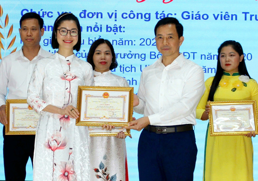 Ông Nguyễn Văn Hưng, Phó Giám đốc Sở GD&ĐT Thái Nguyên trao tặng khen thưởng cho các cá nhân điển hình tiên tiến giai đoạn 2020-2025. 62770730bb3c0c62552d.jpg