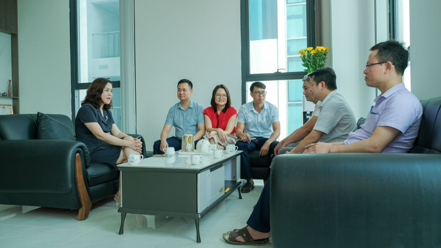 Bà Nguyễn Ngọc Thư (ngoài cùng bên trái), Giám đốc Sở GD&ĐT tỉnh Cao Bằng hội ý với lãnh đạo các phòng về công tác quản lý giáo dục khi vận hành chính quyền 2 cấp. giam-doc-so-giao-duc-cao-bang-hoi-y.jpg