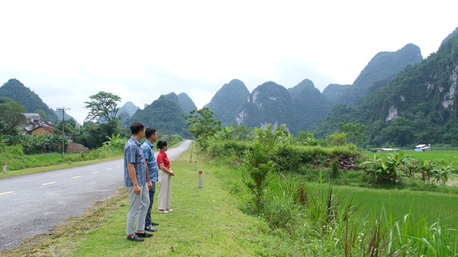 Lãnh đạo xã Đức Long, tỉnh Cao Bằng, khảo sát vị trí dự kiến xây dựng trường nội trú liên cấp. duc-long.jpg