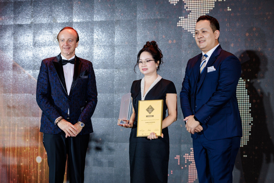 Bà Nguyễn Thị Nga, Phó Tổng Giám đốc Danko Group nhận giải tại sự kiện. thongmedia-8321-copy.jpg