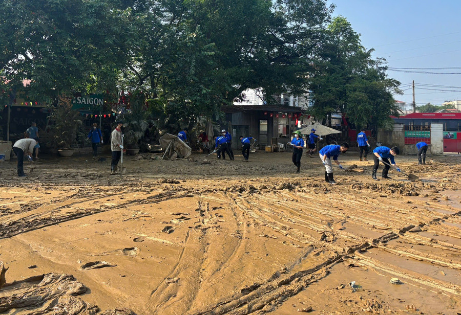 Đoàn vệ sinh dọn dẹp bùn đất. f7a5725f4f2bc2759b3a.jpg