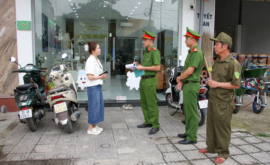 Lực lượng Công an Thái Nguyên trao đổi với người dân để điều tra, khám phá vụ án hình sự. cong-an-thai-nguyen.jpg