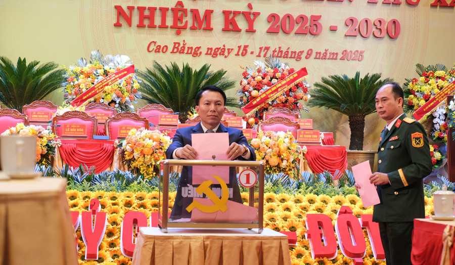 Đại biểu bỏ phiếu bầu cử tại Đại hội. bo-phieu-9424.jpg