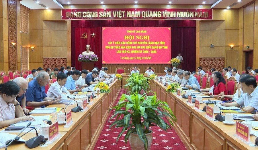  Phó Bí thư Thường trực Tỉnh ủy Cao Bằng Vũ Hồng Quang báo cáo đề dẫn tại Hội nghị. Ảnh: T.L