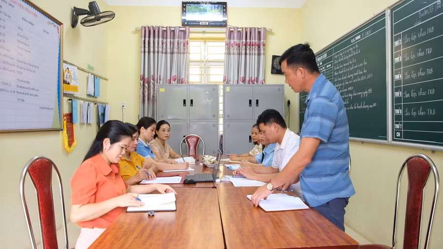 Đại diện UBND xã Đức Long (Cao Bằng) làm việc với Trường Tiểu học Đức Long về kế hoạch giáo dục của Nhà trường.