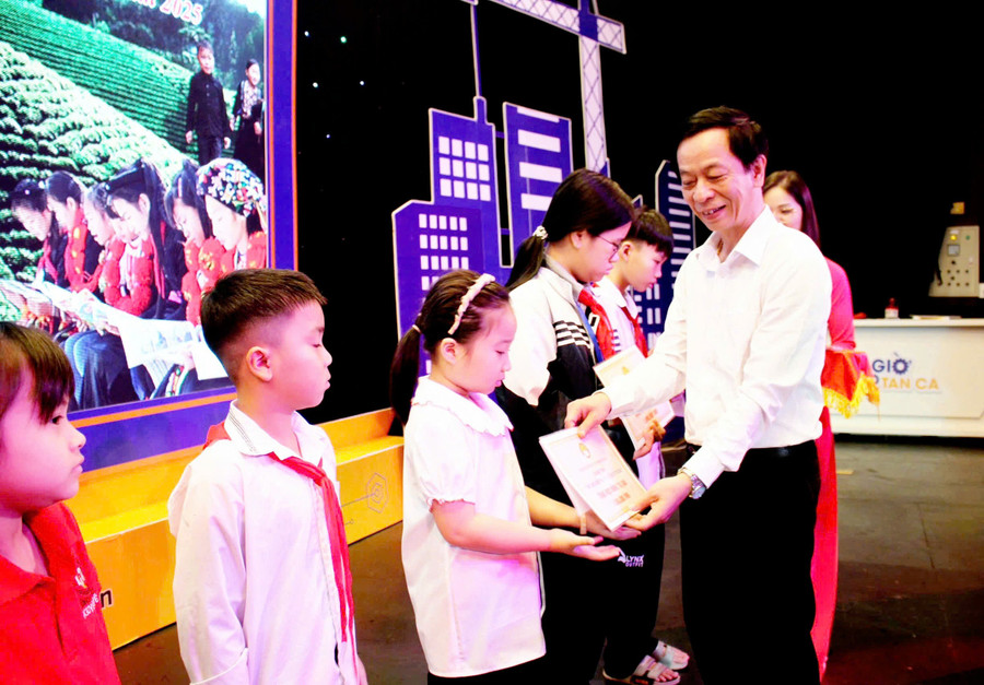 Các em học sinh có hoàn cảnh khó khăn được trao tặng học bổng. 