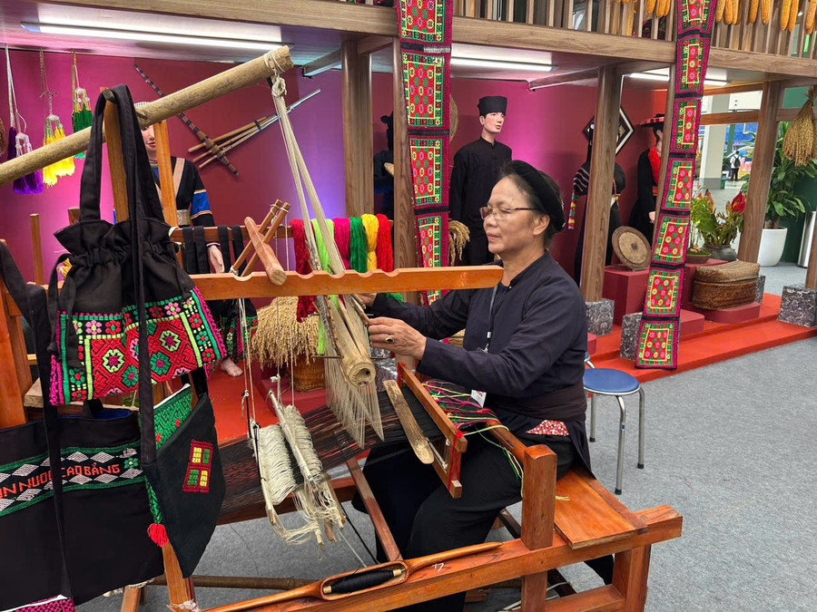 Tại Không gian trưng bày, Cao Bằng tái hiện nhiều hoạt động văn hóa truyền thống. cao-bang-trien-lam.jpg