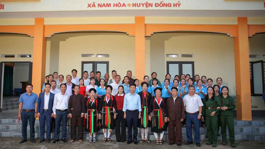 Bí thư Đảng ủy xã Nam Hòa Nguyễn Văn Sơn (áo trắng, đứng giữa) cùng cán bộ, Nhân dân tại Ngày hội đại đoàn kết các dân tộc.