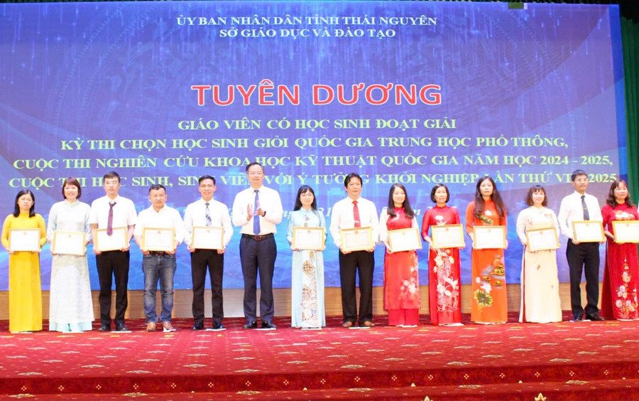 Ông Nguyễn Ngọc Tuân, Giám đốc Sở GD&ĐT Thái Nguyên trao khen thưởng cho giáo viên có học sinh đoạt giải cao tại kỳ thi chọn HS giỏi quốc gia. 2e97212dceed7bb322fc.jpg